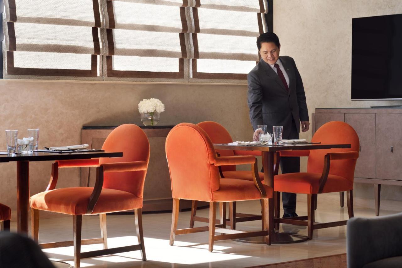 InterContinental Riyadh, an IHG Hotel Bagian luar foto A butler at the Four Seasons Hotel in Cairo