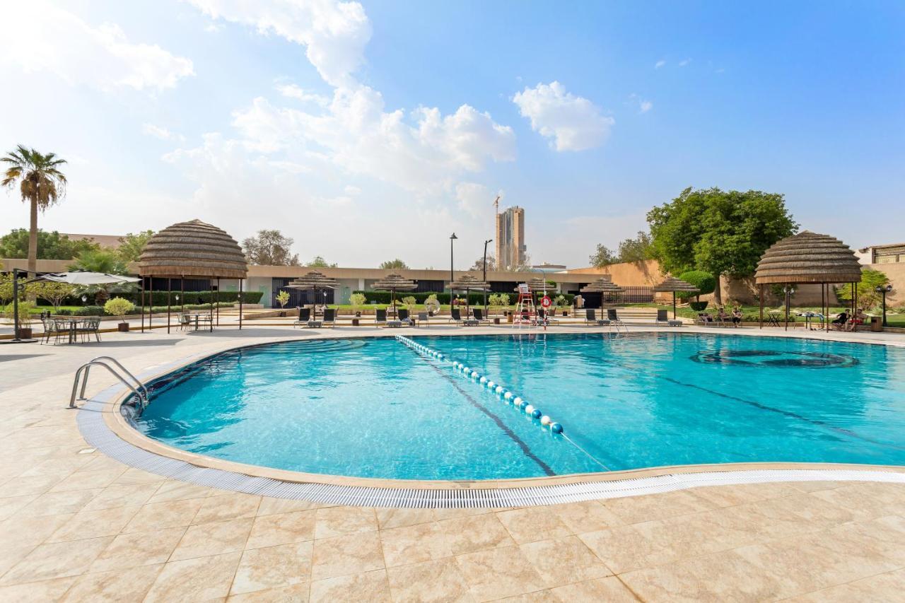 InterContinental Riyadh, an IHG Hotel Bagian luar foto Swimming pool at the club
