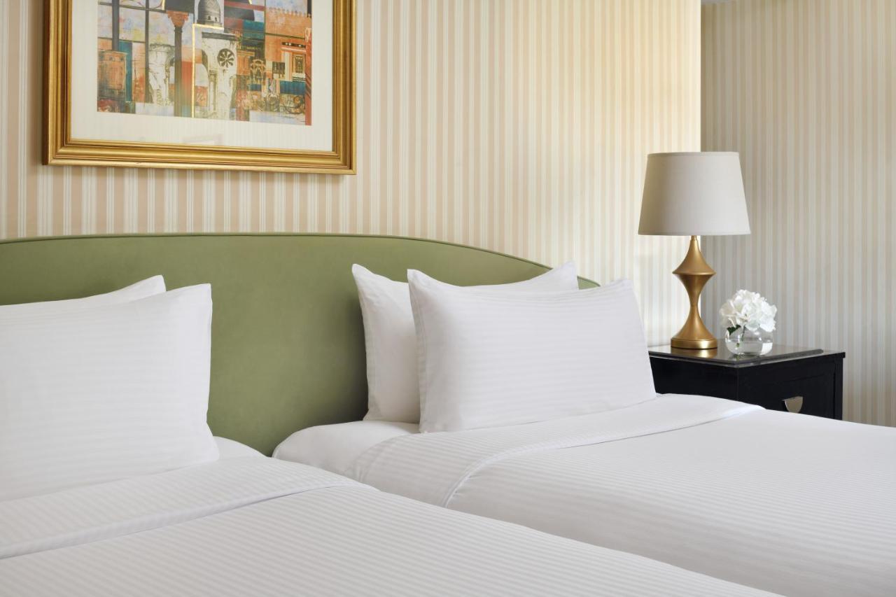 InterContinental Riyadh, an IHG Hotel Bagian luar foto A bed with white sheets