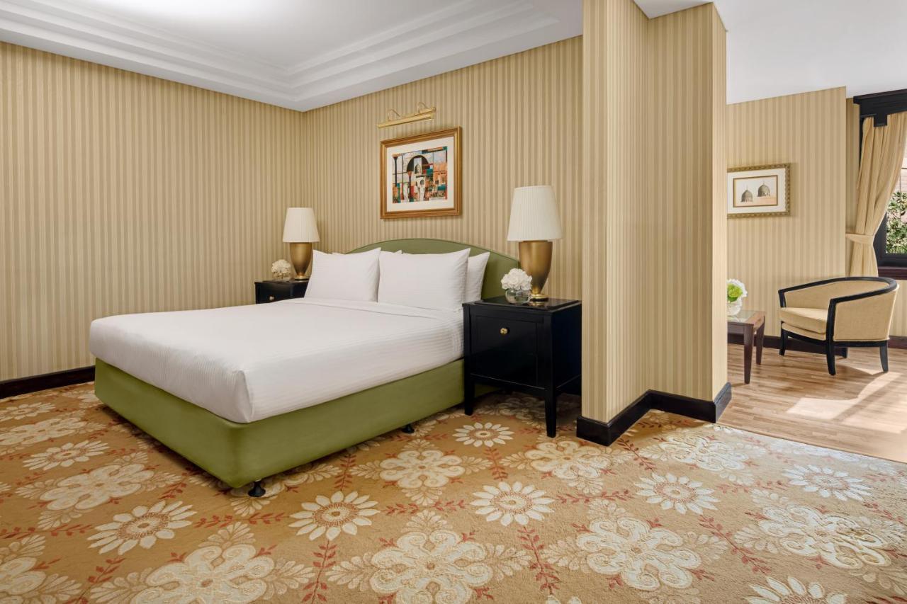 InterContinental Riyadh, an IHG Hotel Bagian luar foto A bedroom at the hotel